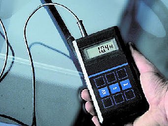 Elektroniskais spēka mērītājs stikla tīrītāju sviru spiediena spēka pārbaudei (071503_1, LEITENBERGER)