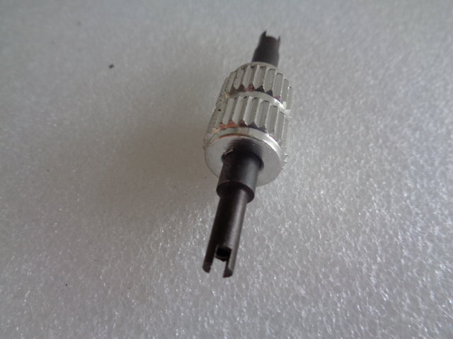 Valve fitting tools for Ford and Japanese vehicles (8885300037, WAECO)