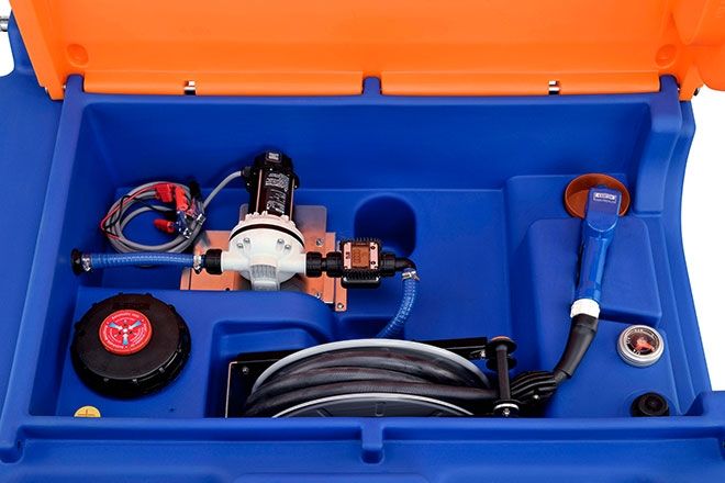 Blue-Mobile Easy 980 l Premium, elektrinis siurblys 12 V, dėžė su kėlimo kilpomis, varstomas dangtis, matuoklis K24, žarnos ritė 8 m, lygio matuoklis, 4 m pildymo žarna DN 19, automatinis antgalis, CEMO (11146)